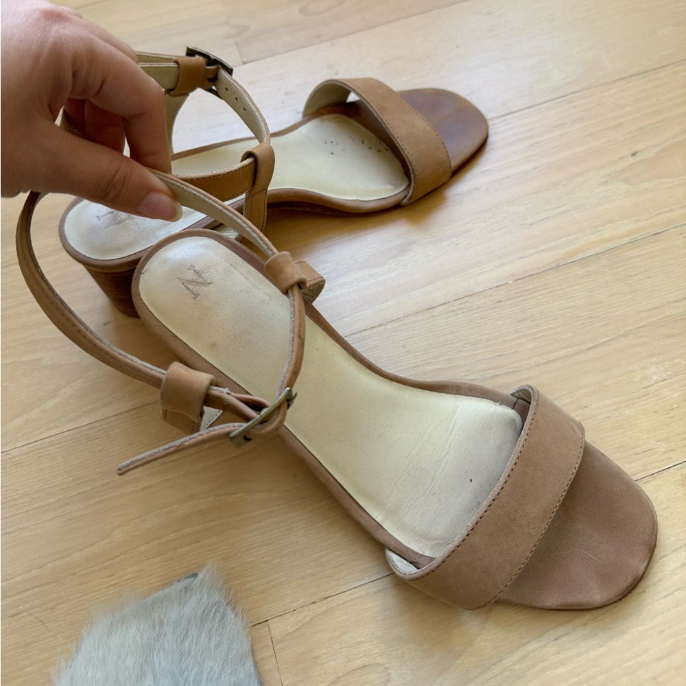 Nisolo nude/tan block heel